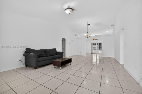 House in Miramar, Florida 3 bedrooms, 141.58 sq.m. № 2044030 - photo 5