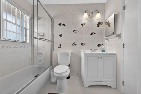 House in Miramar, Florida 3 bedrooms, 141.58 sq.m. № 2044030 - photo 16