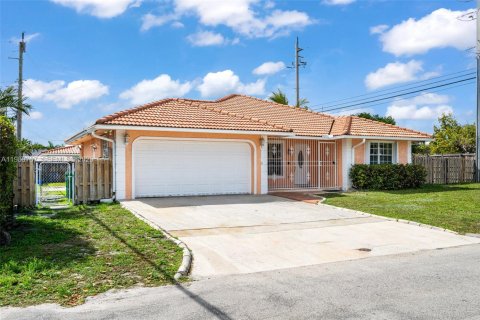 House in Miramar, Florida 3 bedrooms, 141.58 sq.m. № 2044030 - photo 2