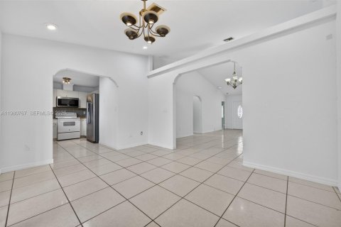 House in Miramar, Florida 3 bedrooms, 141.58 sq.m. № 2044030 - photo 10