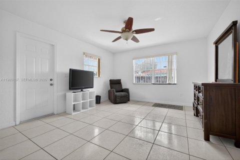 House in Miramar, Florida 3 bedrooms, 141.58 sq.m. № 2044030 - photo 17