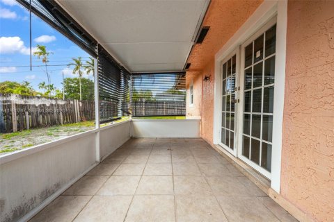 House in Miramar, Florida 3 bedrooms, 141.58 sq.m. № 2044030 - photo 4