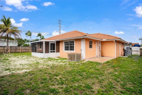 House in Miramar, Florida 3 bedrooms, 141.58 sq.m. № 2044030 - photo 19