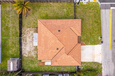 House in Miramar, Florida 3 bedrooms, 141.58 sq.m. № 2044030 - photo 21