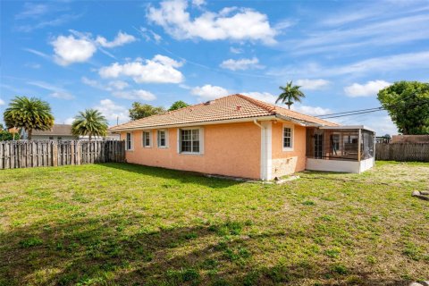 House in Miramar, Florida 3 bedrooms, 141.58 sq.m. № 2044030 - photo 20