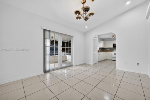 House in Miramar, Florida 3 bedrooms, 141.58 sq.m. № 2044030 - photo 11