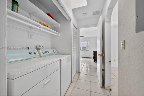 House in Miramar, Florida 3 bedrooms, 141.58 sq.m. № 2044030 - photo 18