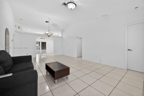 House in Miramar, Florida 3 bedrooms, 141.58 sq.m. № 2044030 - photo 6