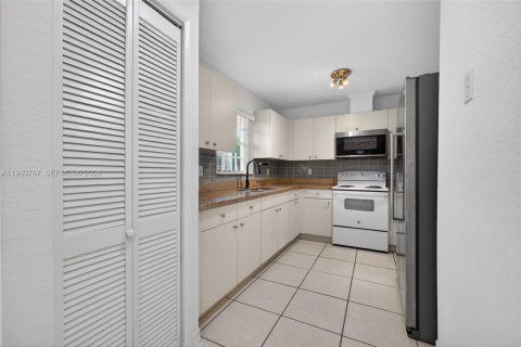 House in Miramar, Florida 3 bedrooms, 141.58 sq.m. № 2044030 - photo 12