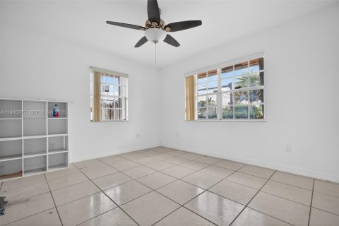 House in Miramar, Florida 3 bedrooms, 141.58 sq.m. № 2044030 - photo 14