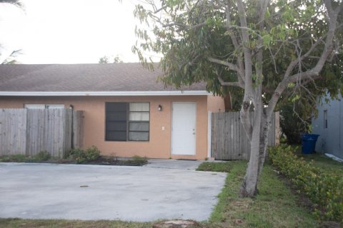Casa en alquiler en Riviera Beach, Florida, 3 dormitorios, 96.99 m2 № 1132776 - foto 1