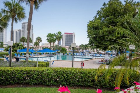 Condo in Hallandale Beach, Florida, 1 bedroom  № 736339 - photo 1