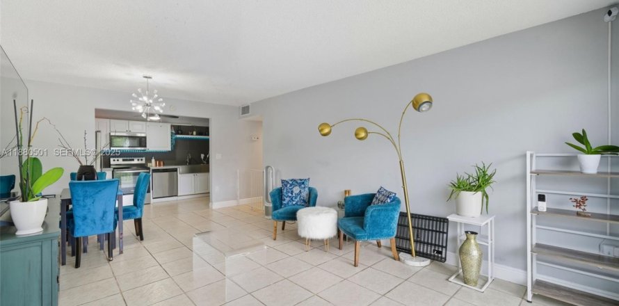 Кондоминиум с 2 спальнями в Норт-Майами, Флорида № 2037726