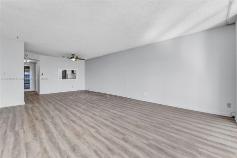 Condo in Delray Beach, Florida, 2 bedrooms  № 1755984 - photo 27