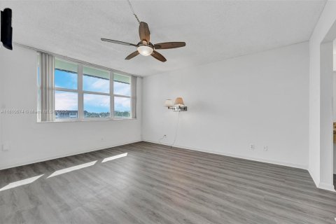Condo in Delray Beach, Florida, 2 bedrooms  № 1755984 - photo 13
