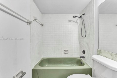 Condo in Delray Beach, Florida, 2 bedrooms  № 1755984 - photo 22