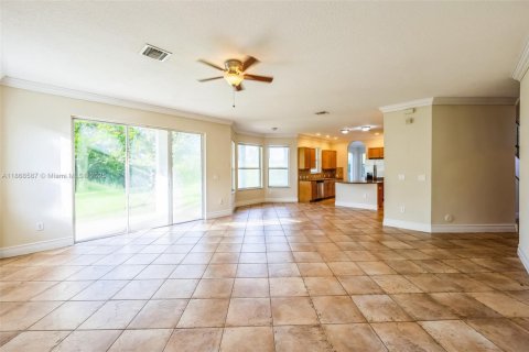 Купить виллу или дом в Пемброк-Пайнс, Флорида 6 спален, 371.05м2, № 1896900 - фото 7