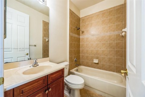 Купить виллу или дом в Пемброк-Пайнс, Флорида 6 спален, 371.05м2, № 1896900 - фото 24