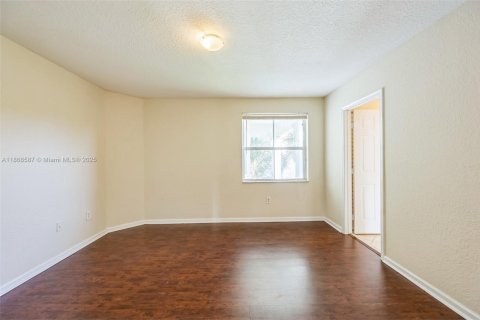 Купить виллу или дом в Пемброк-Пайнс, Флорида 6 спален, 371.05м2, № 1896900 - фото 19