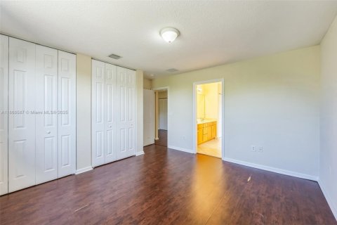 Купить виллу или дом в Пемброк-Пайнс, Флорида 6 спален, 371.05м2, № 1896900 - фото 12