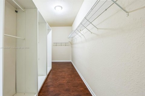 Купить виллу или дом в Пемброк-Пайнс, Флорида 6 спален, 371.05м2, № 1896900 - фото 16