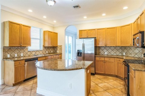 Купить виллу или дом в Пемброк-Пайнс, Флорида 6 спален, 371.05м2, № 1896900 - фото 9