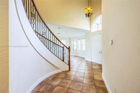 Купить виллу или дом в Пемброк-Пайнс, Флорида 6 спален, 371.05м2, № 1896900 - фото 4