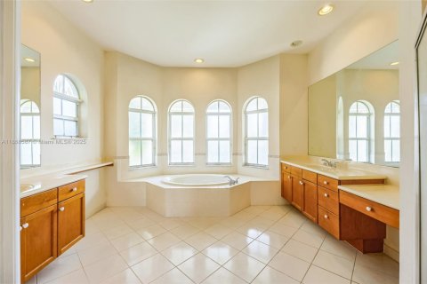 Купить виллу или дом в Пемброк-Пайнс, Флорида 6 спален, 371.05м2, № 1896900 - фото 25