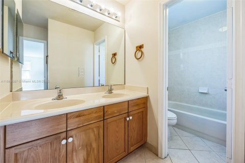 Купить виллу или дом в Пемброк-Пайнс, Флорида 6 спален, 371.05м2, № 1896900 - фото 27