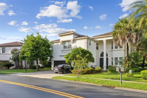 Купить виллу или дом в Пемброк-Пайнс, Флорида 6 спален, 371.05м2, № 1896900 - фото 1