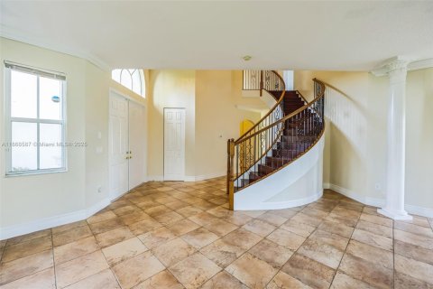 Купить виллу или дом в Пемброк-Пайнс, Флорида 6 спален, 371.05м2, № 1896900 - фото 3