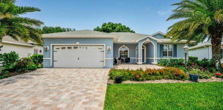 House in Ocala, Florida 3 bedrooms, 194.72 sq.m. № 2223348