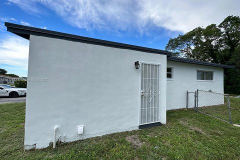 Casa en venta en West Palm Beach, Florida, 3 dormitorios, 80.27 m2 № 1923485 - foto 20