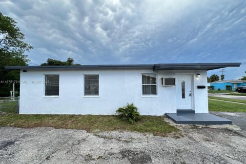 Casa en venta en West Palm Beach, Florida, 3 dormitorios, 80.27 m2 № 1923485 - foto 1