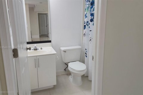 Condo in Dania Beach, Florida, 2 bedrooms  № 1761837 - photo 13