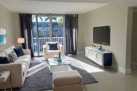 Condo in Dania Beach, Florida, 2 bedrooms  № 1761837 - photo 1