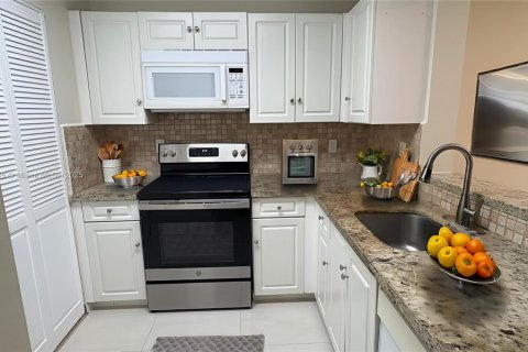 Condo in Dania Beach, Florida, 2 bedrooms  № 1761837 - photo 7
