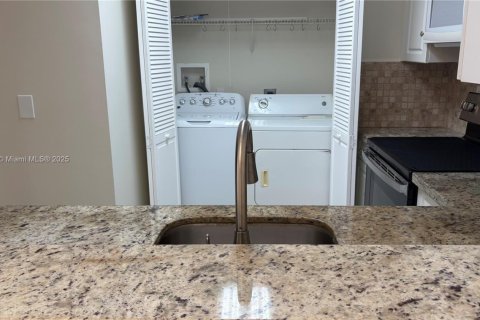 Condo in Dania Beach, Florida, 2 bedrooms  № 1761837 - photo 10