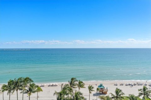 Condo in Sunny Isles Beach, Florida, 2 bedrooms  № 1973607 - photo 12