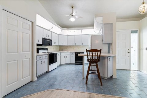 House in Inverness, Florida 2 bedrooms, 119.47 sq.m. № 1219665 - photo 2