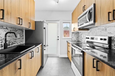 Casa en alquiler en Miami, Florida, 3 dormitorios, 162.02 m2 № 1988641 - foto 3