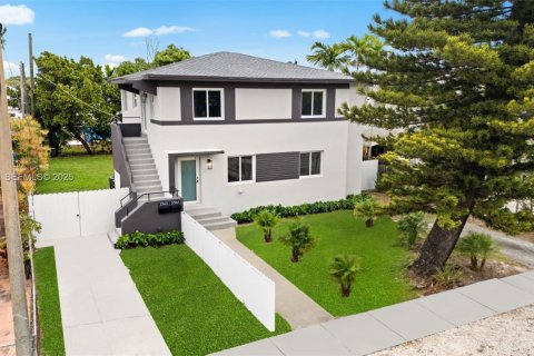 Casa en alquiler en Miami, Florida, 3 dormitorios, 162.02 m2 № 1988641 - foto 1