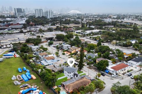 Casa en alquiler en Miami, Florida, 3 dormitorios, 162.02 m2 № 1988641 - foto 19