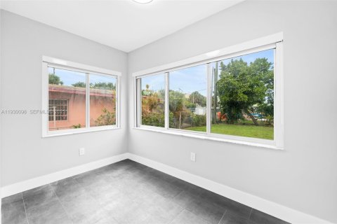 Casa en alquiler en Miami, Florida, 3 dormitorios, 162.02 m2 № 1988641 - foto 14