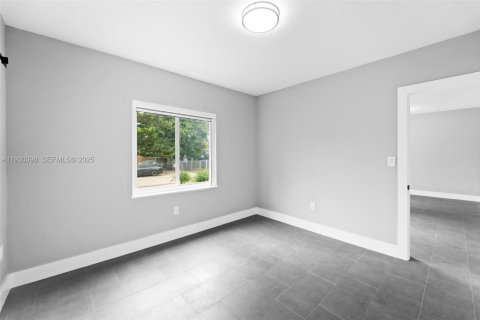 Casa en alquiler en Miami, Florida, 3 dormitorios, 162.02 m2 № 1988641 - foto 12