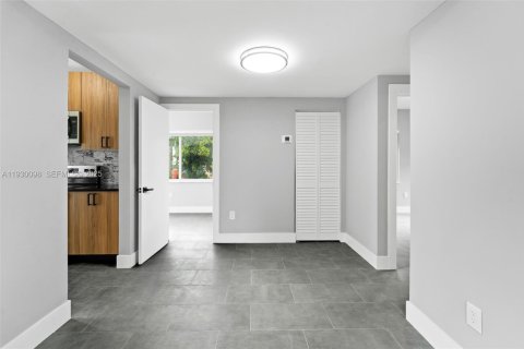 Casa en alquiler en Miami, Florida, 3 dormitorios, 162.02 m2 № 1988641 - foto 8