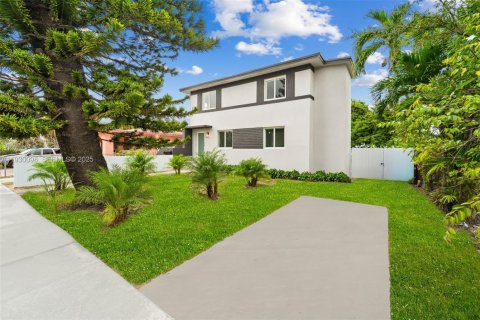 Casa en alquiler en Miami, Florida, 3 dormitorios, 162.02 m2 № 1988641 - foto 20