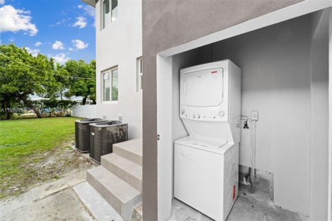 Casa en alquiler en Miami, Florida, 3 dormitorios, 162.02 m2 № 1988641 - foto 16