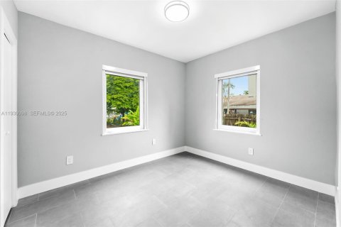 Casa en alquiler en Miami, Florida, 3 dormitorios, 162.02 m2 № 1988641 - foto 13
