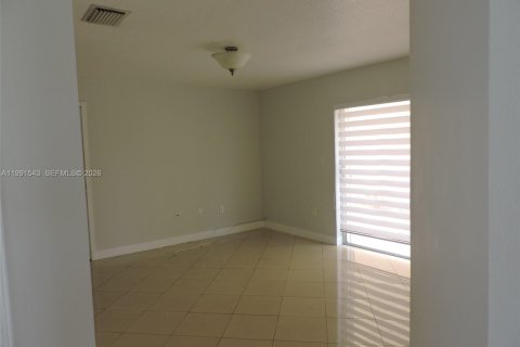 Casa en alquiler en Miami, Florida, 4 dormitorios, 217.39 m2 № 2052270 - foto 21